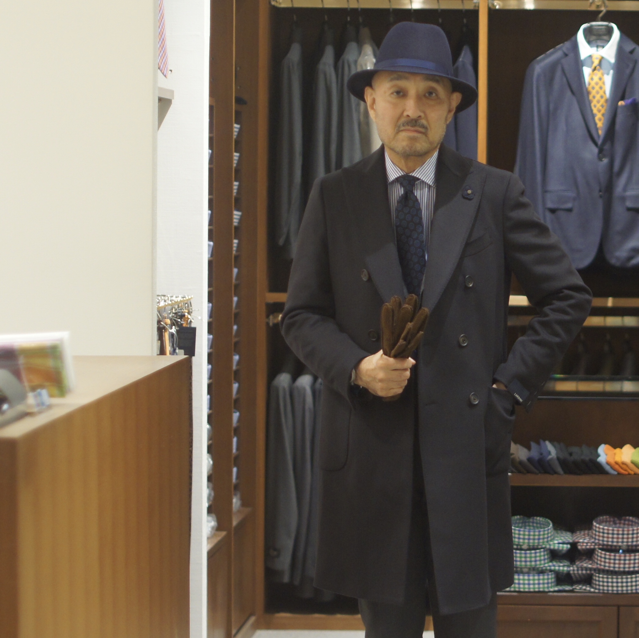 LARDINI（ラルディーニ）』から重厚ダブルブレストチェスターコートが 