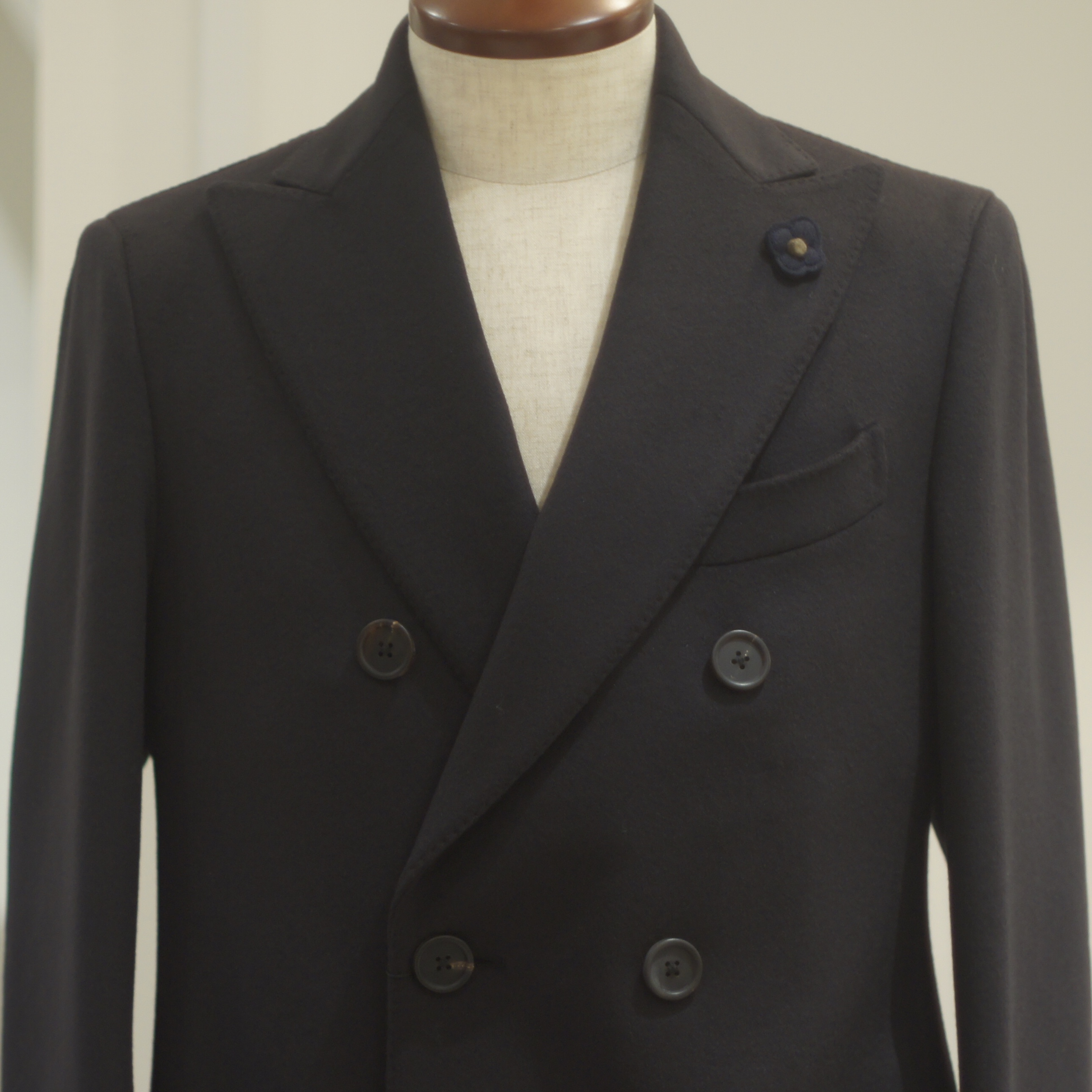 LARDINI（ラルディーニ）』から重厚ダブルブレストチェスターコートが 